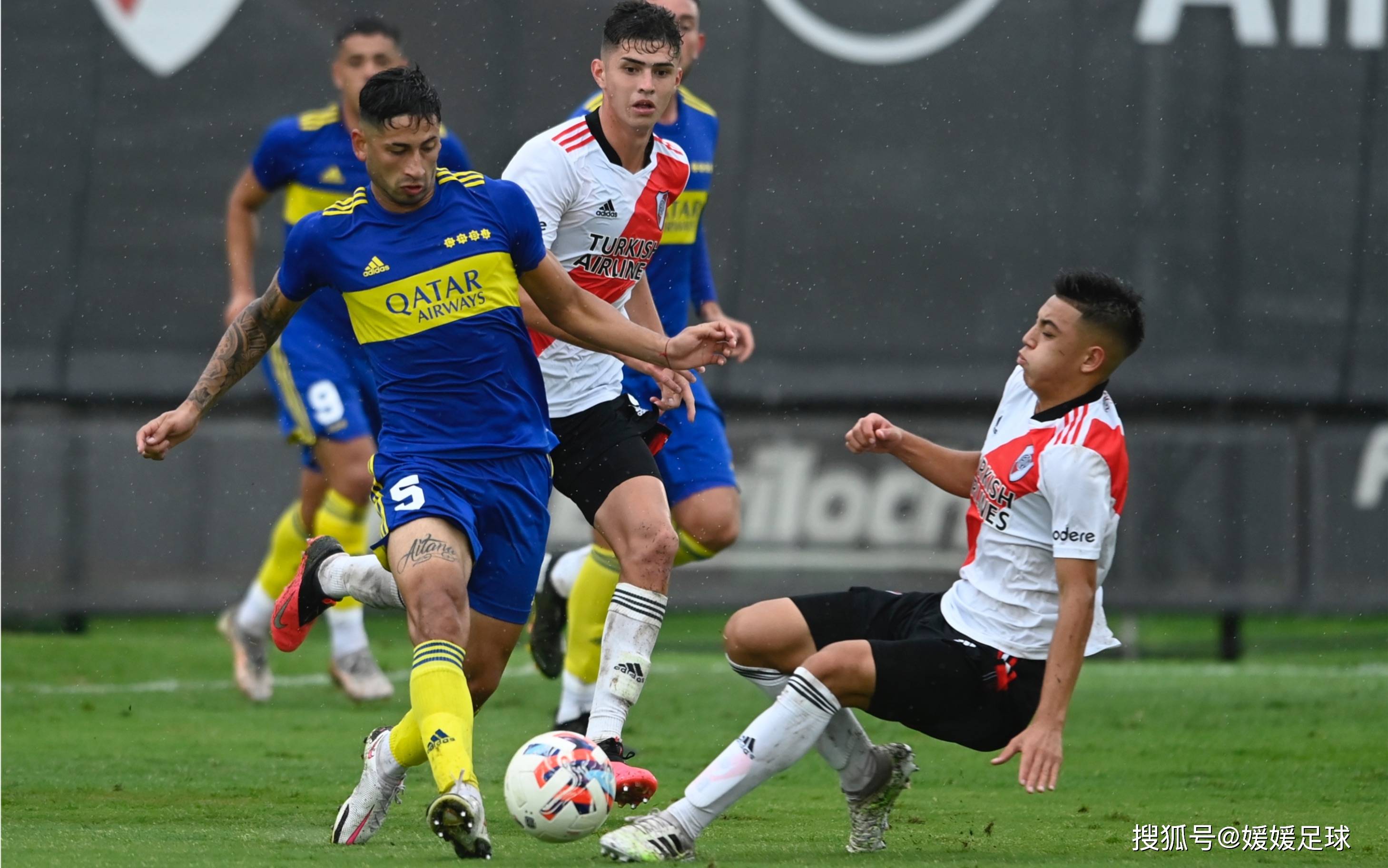 华体会app-关于足球赛场上的激烈对决，胜负难料的信息  第1张